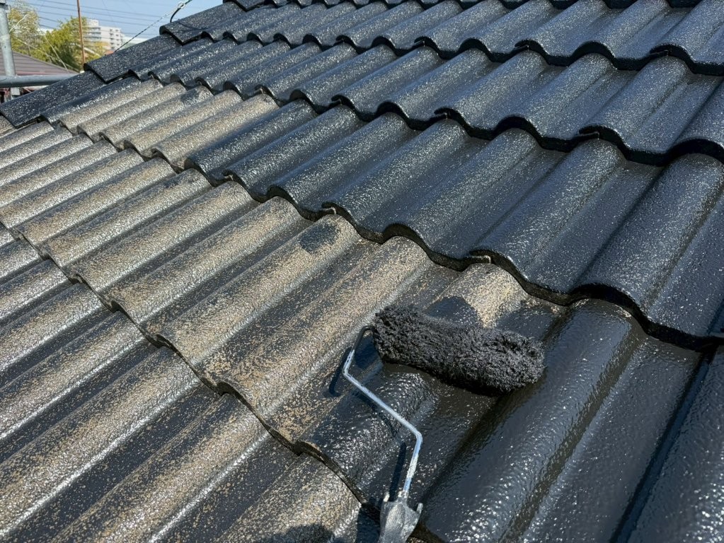 埼玉県三郷市高洲Y様邸 ローラーで進める屋根中塗り塗装