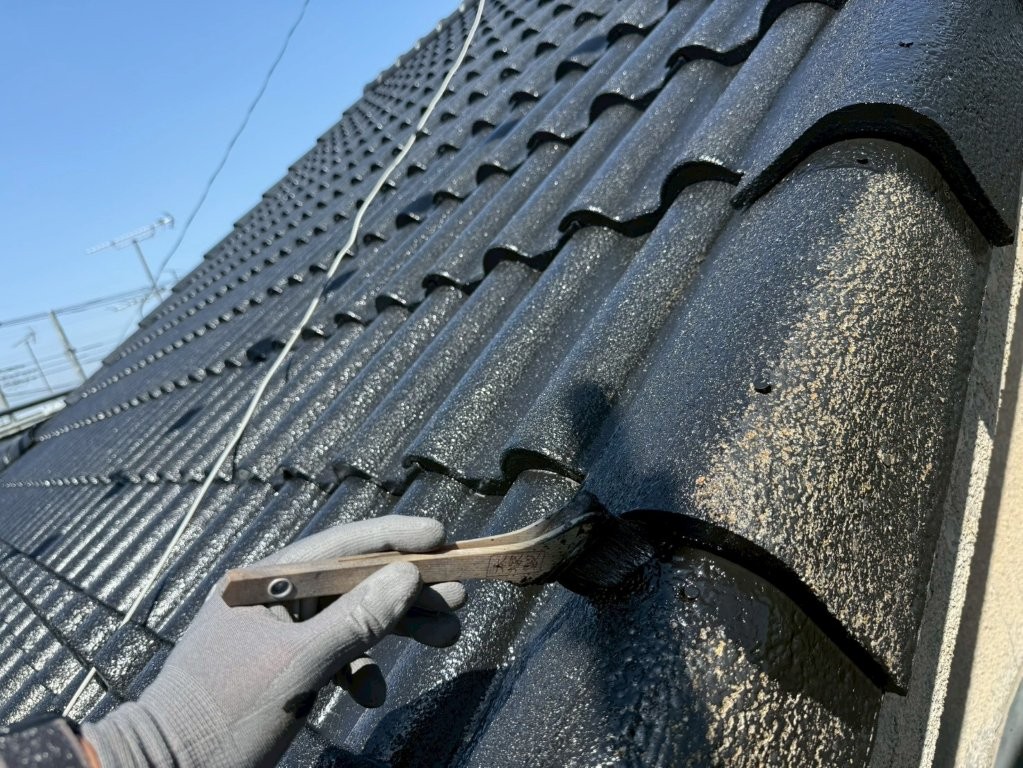 埼玉県三郷市高洲Y様邸 屋根端部の中塗り塗装作業