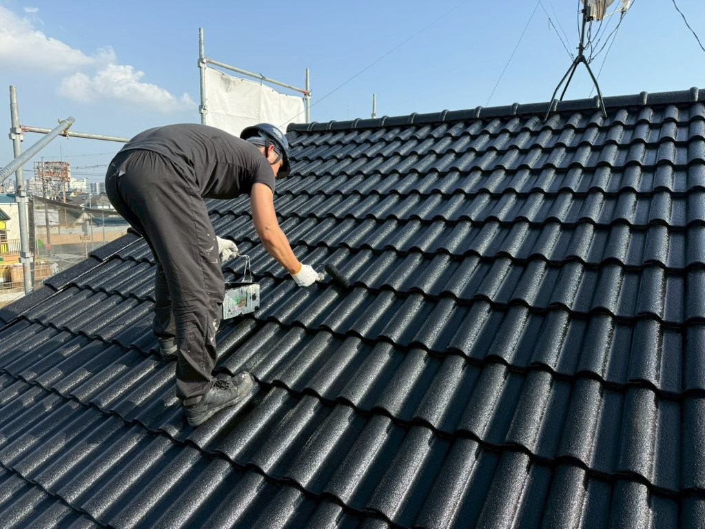 埼玉県三郷市高洲Y様邸 屋根上塗り塗装作業中 大屋根施工状況