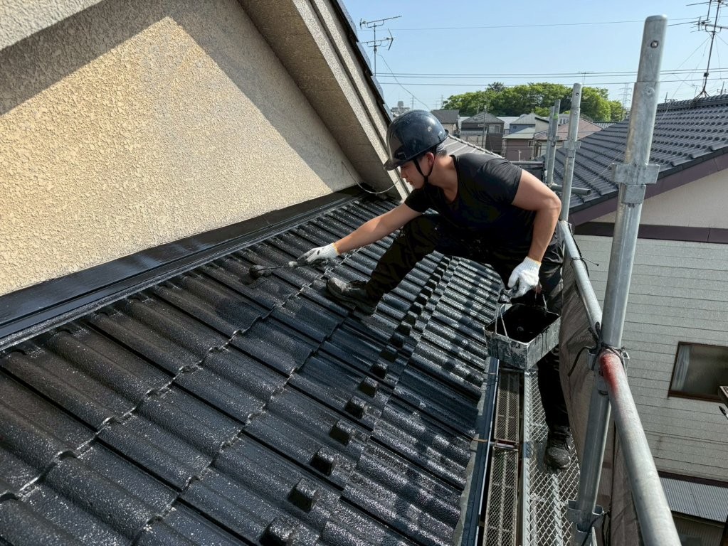 埼玉県三郷市高洲Y様邸 下屋根の上塗り塗装作業状況