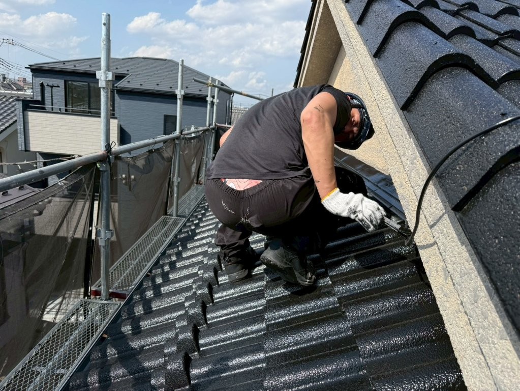 埼玉県三郷市高洲Y様邸 屋根際部の上塗り塗装作業