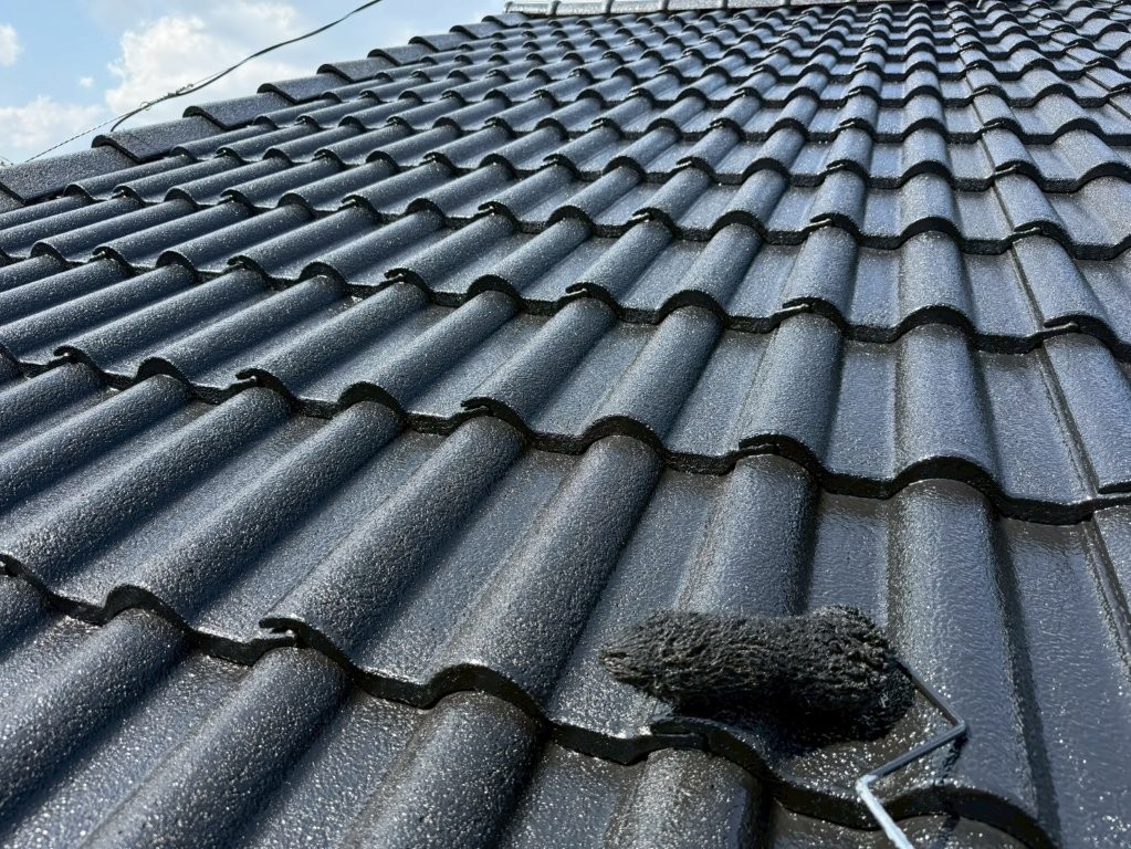 埼玉県三郷市高洲Y様邸 屋根上塗り塗装中 ローラー施工状況