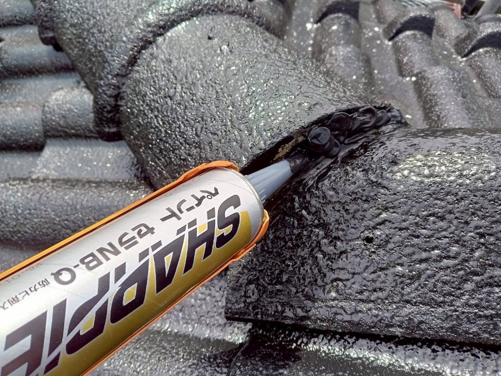 埼玉県三郷市高洲Y様邸 棟取り合い部のコーキング充填作業