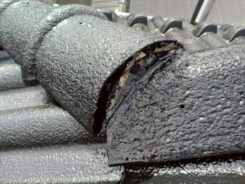 埼玉県三郷市高洲Y様邸 棟部の隙間補修前の状態