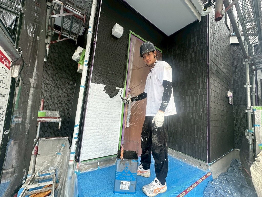 T様邸 外壁中塗り塗装で主材1回目を塗布している様子