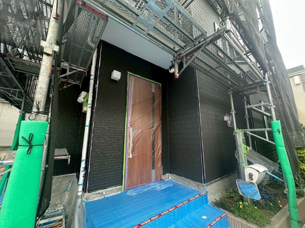 T様邸 ブラック系外壁の中塗り塗装後の仕上がり確認