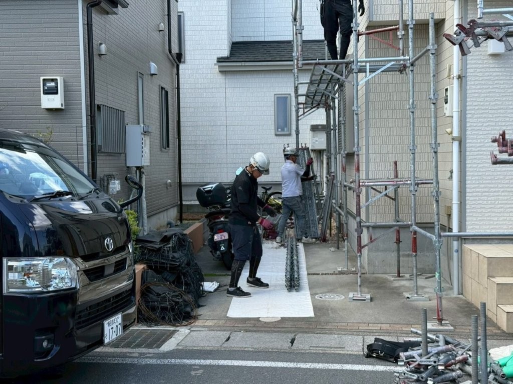 T様邸 足場資材搬入と作業床設置の様子