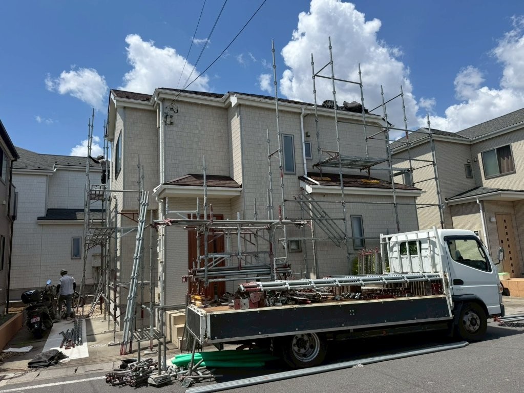T様邸 建物正面の仮設足場組立状況