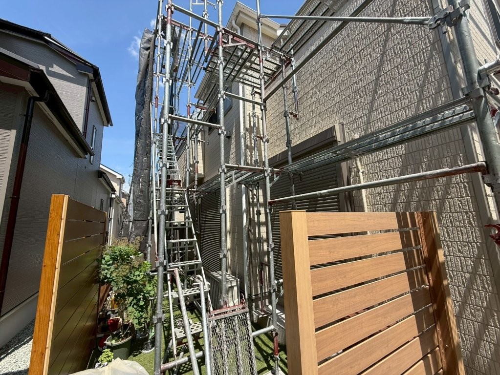 T様邸 建物側面の足場設置状況