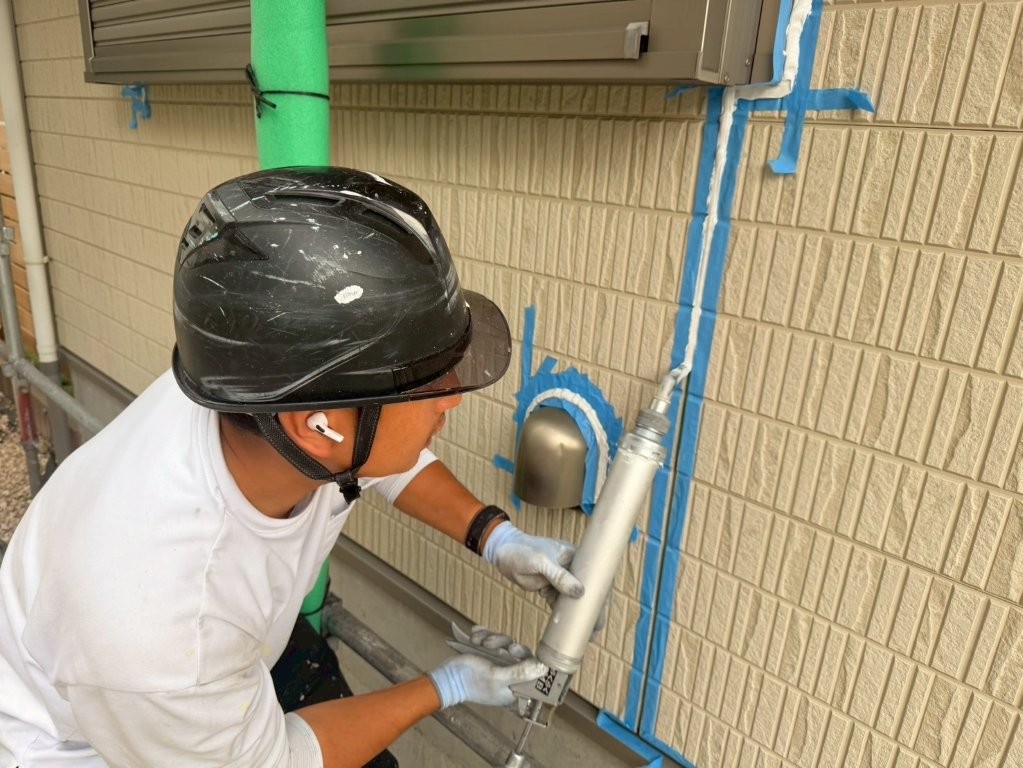 T様邸 換気フードまわりのシーリング充填作業