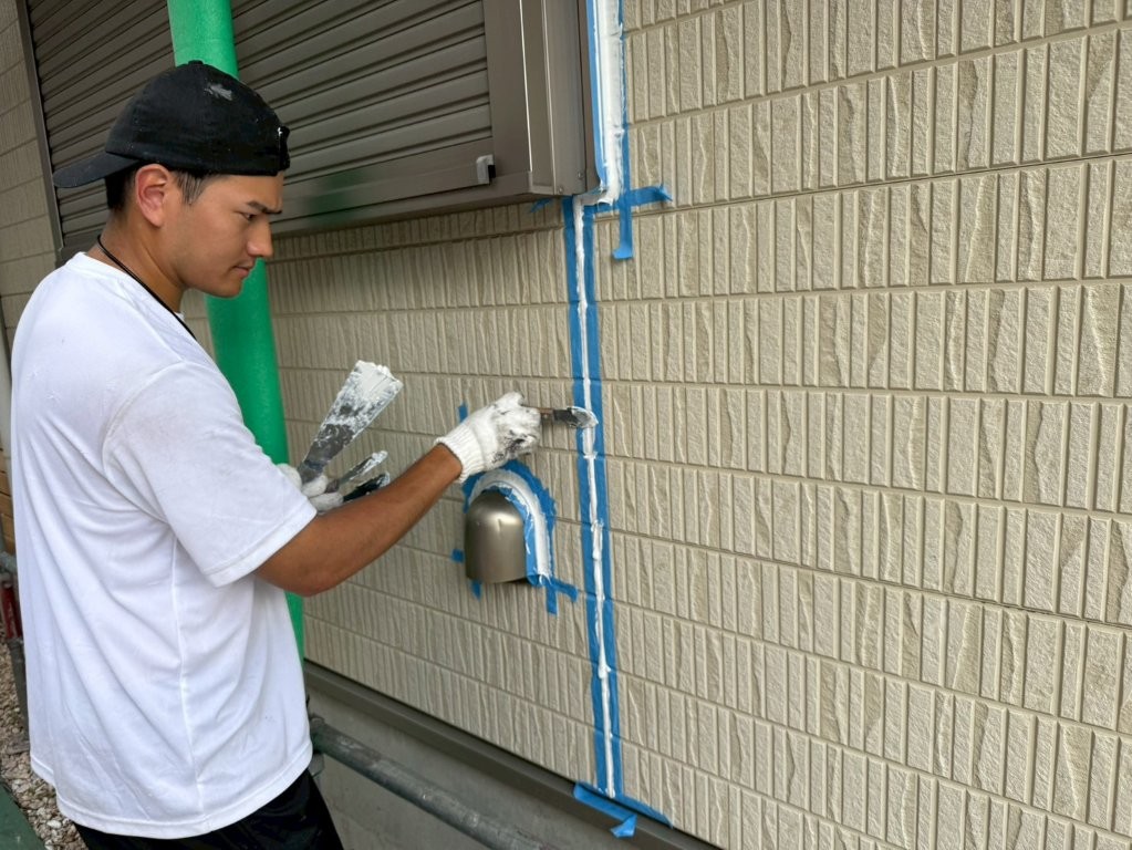 T様邸 外壁目地と換気フードまわりのヘラ押さえ