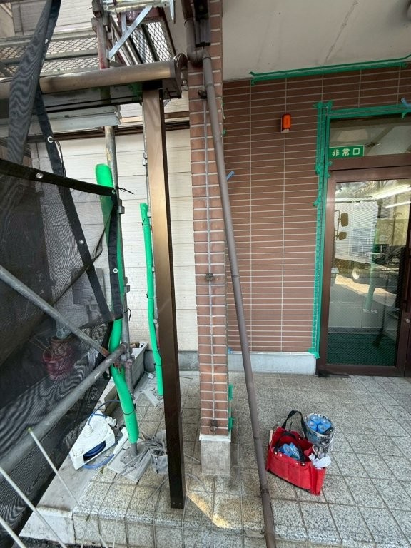 東京都葛飾区の事業所 外壁目地と窓廻りシーリング工事前の全体確認