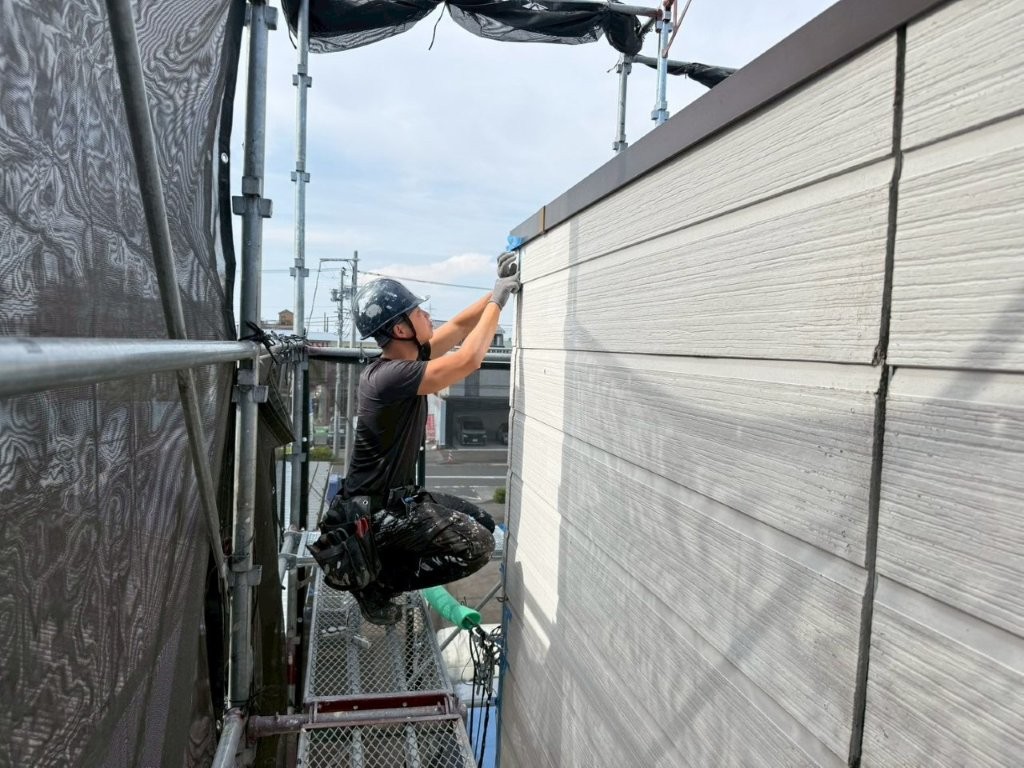 東京都葛飾区の事業所 外壁目地シーリング前の養生作業