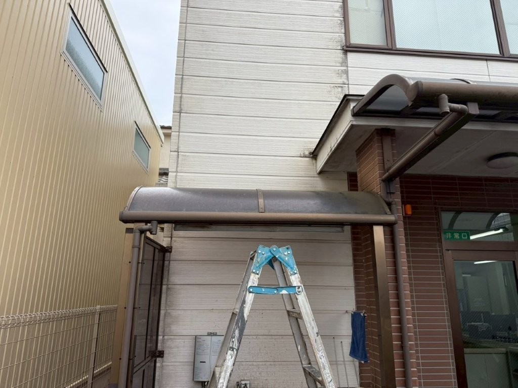 東京都葛飾区の事業所 カーポート屋根の汚れ確認