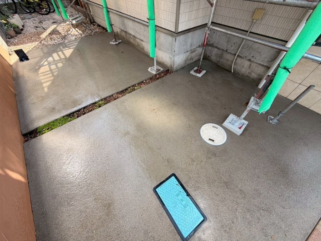 T様邸 高圧洗浄前の土間と足場設置後の状態
