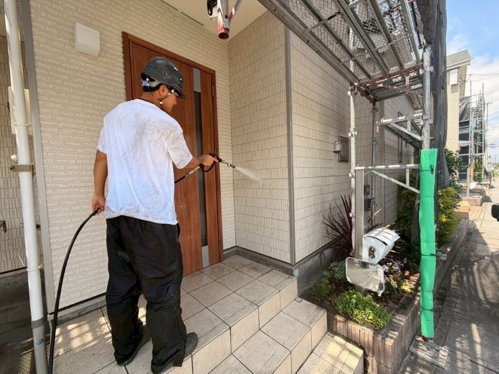 T様邸 玄関まわりの外壁高圧洗浄作業