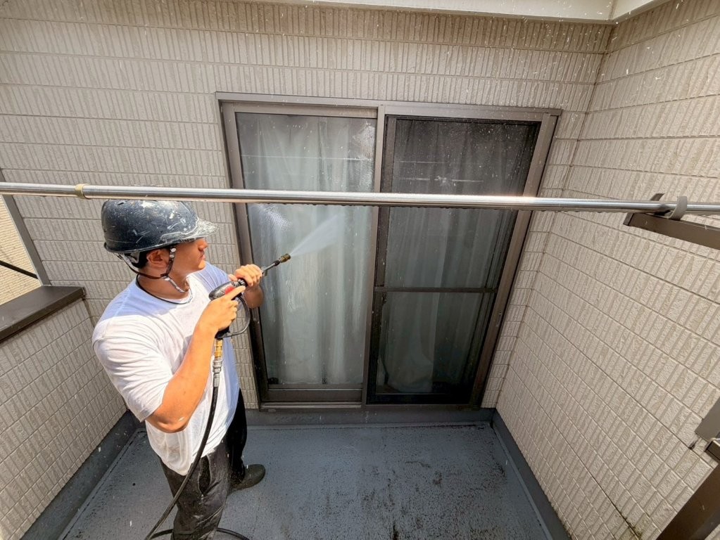 T様邸 ベランダサッシまわりの高圧洗浄作業