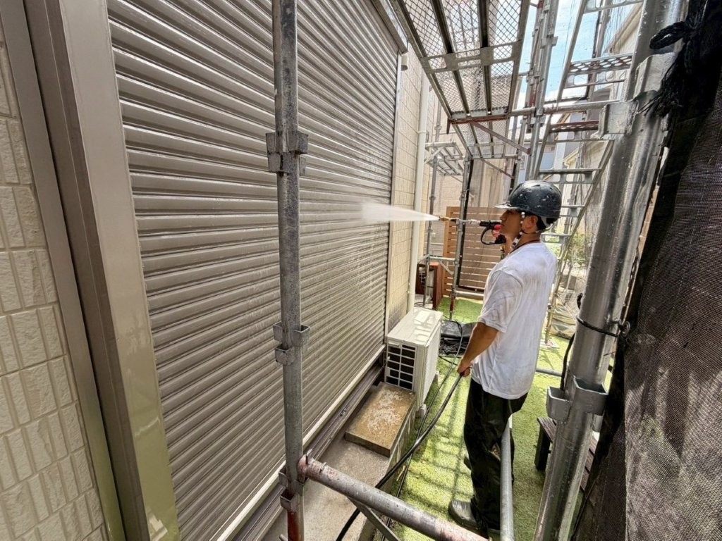 T様邸 シャッターの高圧洗浄作業