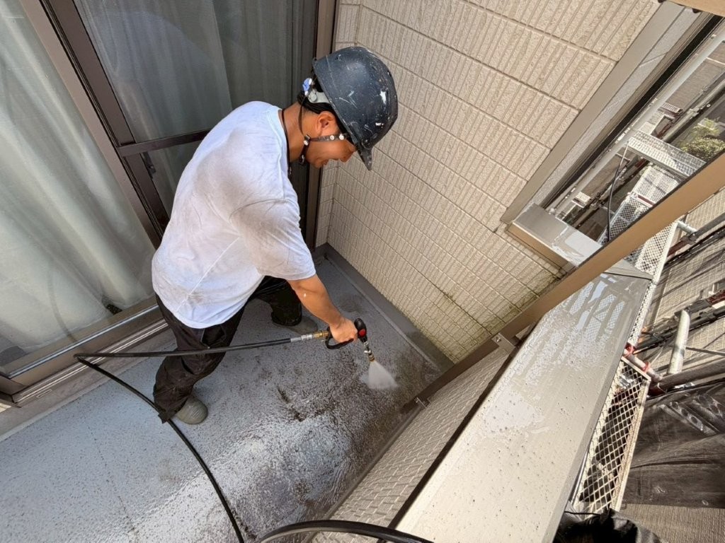 T様邸 ベランダ床の高圧洗浄作業
