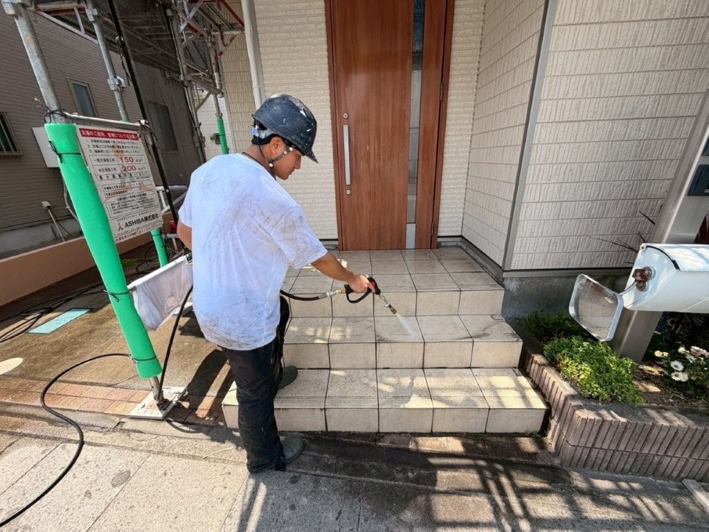 T様邸 玄関土間の高圧洗浄作業