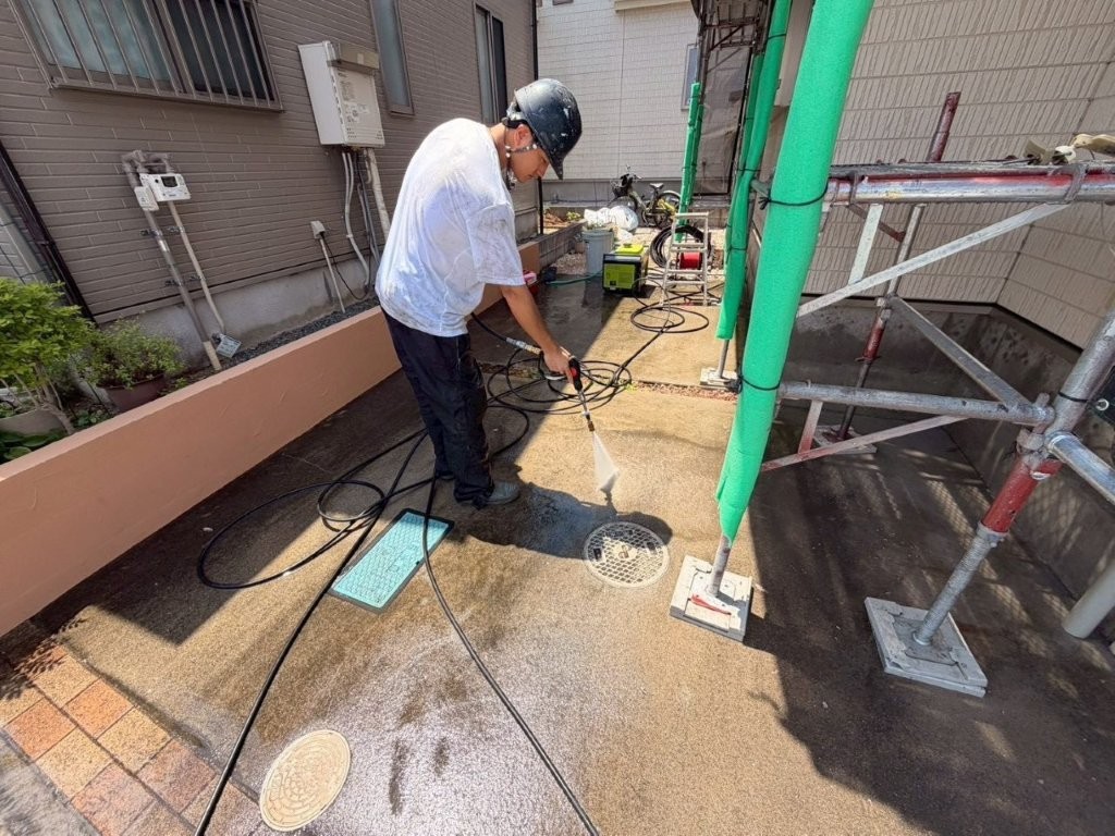 T様邸 アプローチ土間の高圧洗浄作業