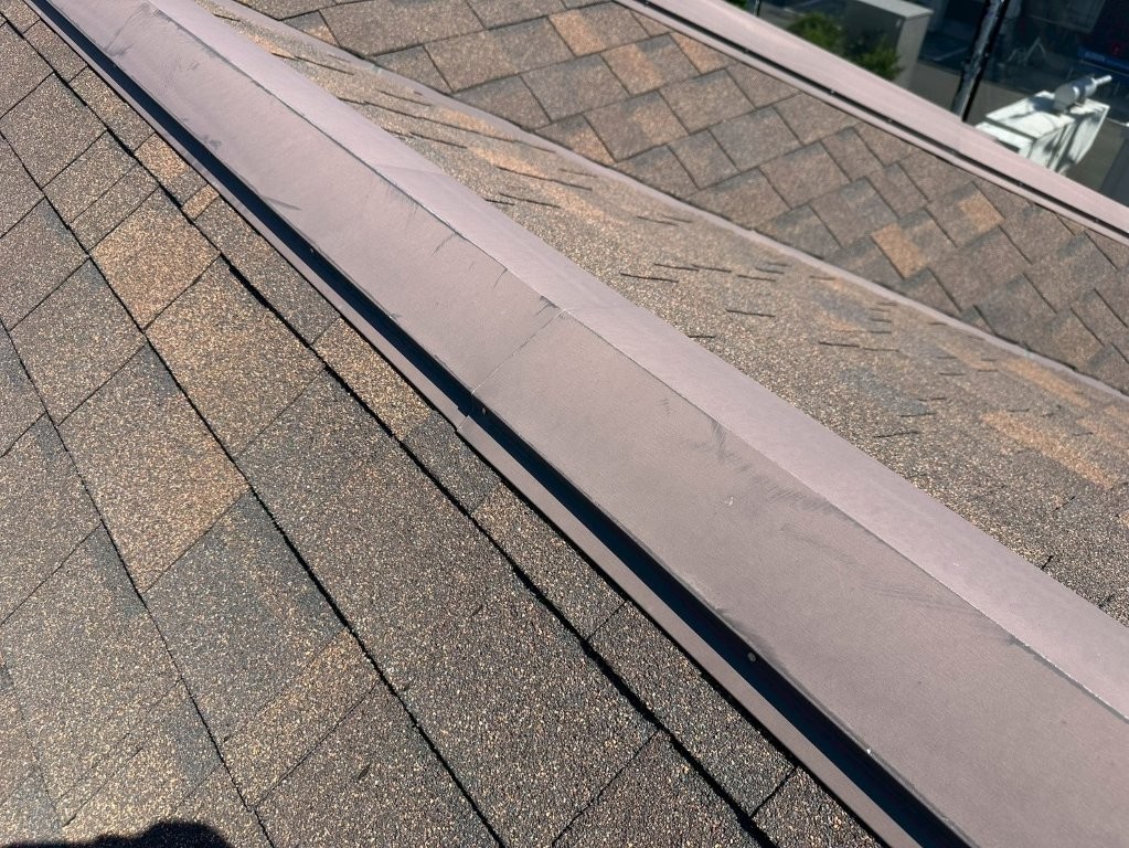 T様邸 屋根棟板金メンテナンス前の屋根全体確認