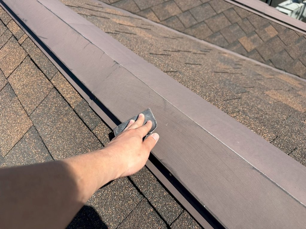 T様邸 屋根棟板金のケレン作業中