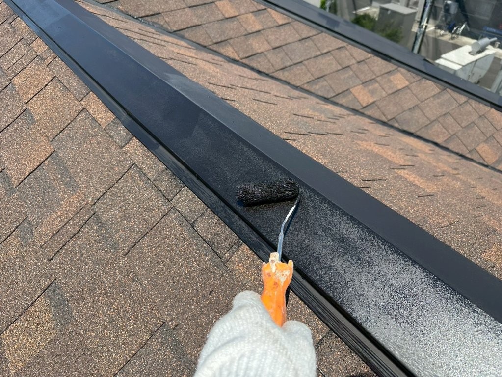 T様邸 屋根棟板金の錆止め塗装作業