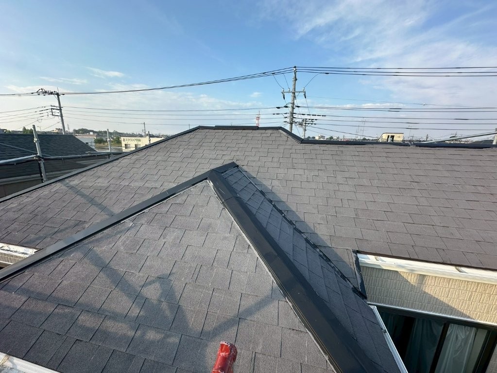 T様邸 屋根棟板金錆止め塗装完了後の屋根全体