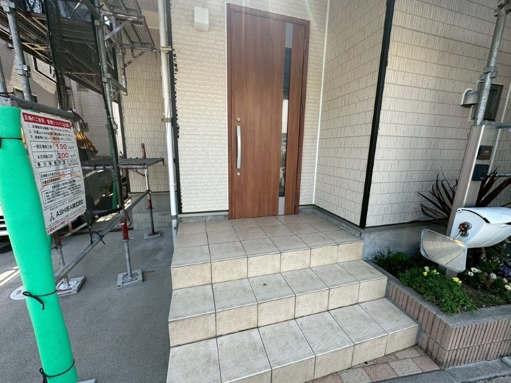 T様邸 戸建て住宅の外壁下塗り塗装前の玄関まわり確認