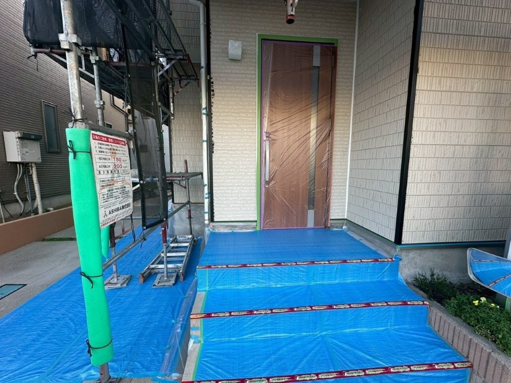 T様邸 玄関土間と床面のブルーシート養生