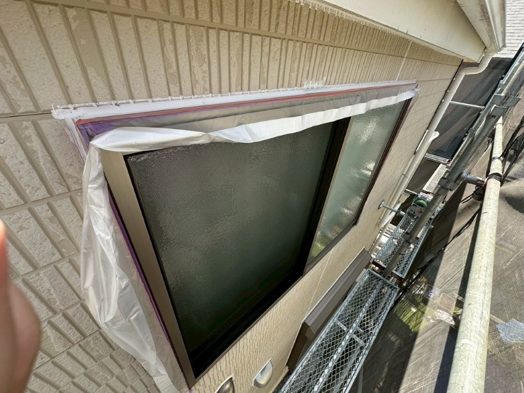 T様邸 窓サッシまわりのマスカー養生作業