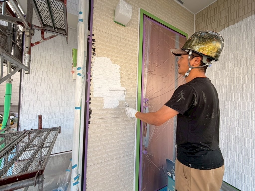 T様邸 外壁下塗り塗装をローラーで施工中