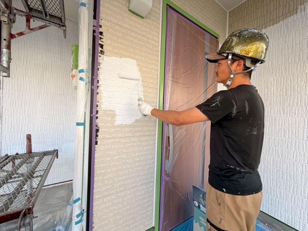 T様邸 玄関まわり外壁の下塗り塗装作業