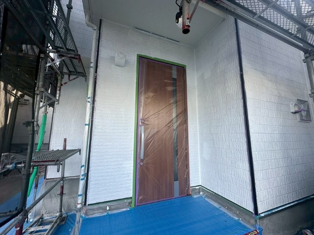 T様邸 外壁下塗り塗装後の玄関まわり仕上がり確認