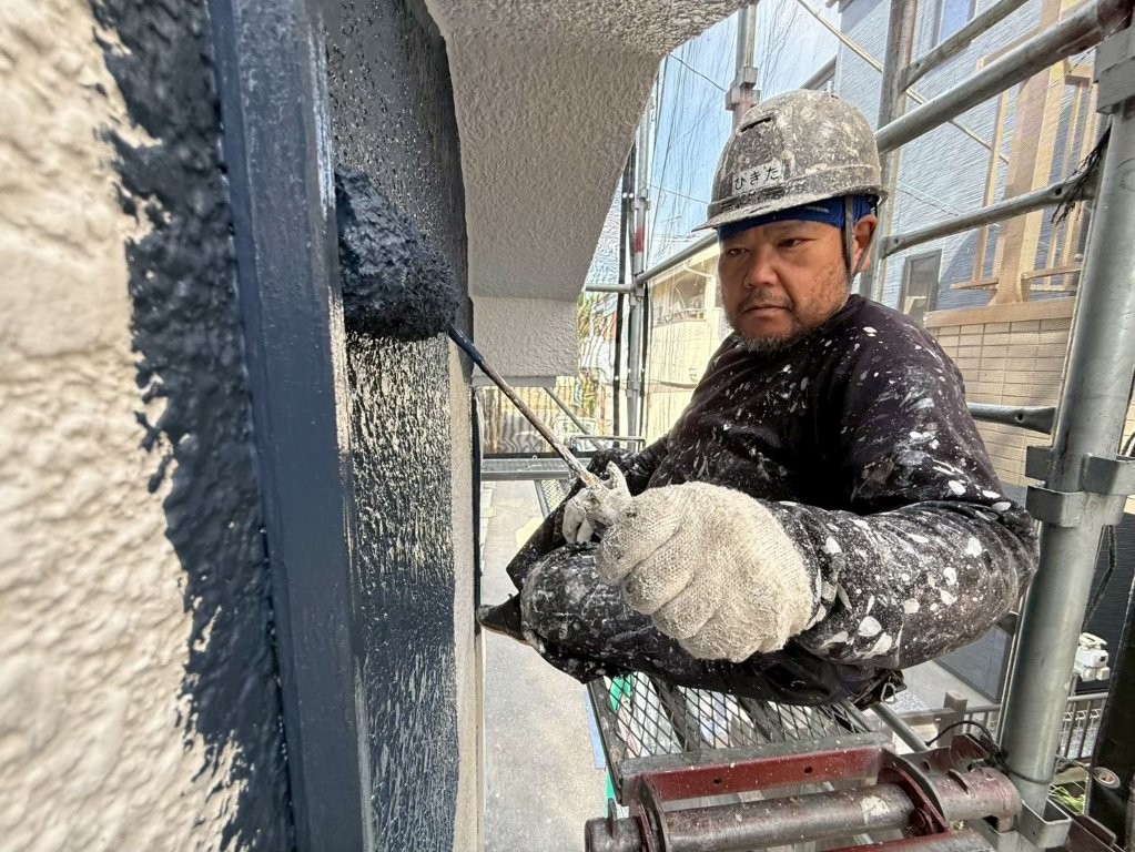 埼玉県三郷市高洲 外壁塗装 中塗り施工中