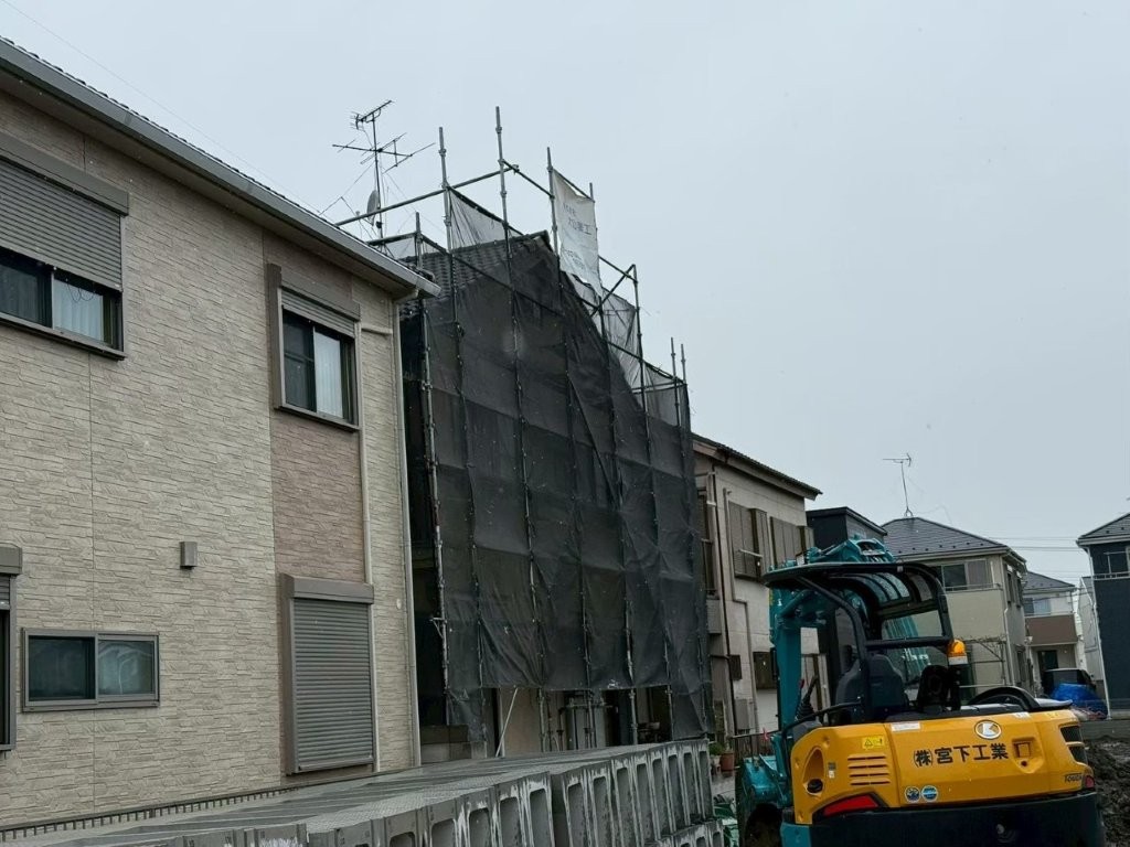 埼玉県三郷市高洲 外壁塗装 足場設置後全景
