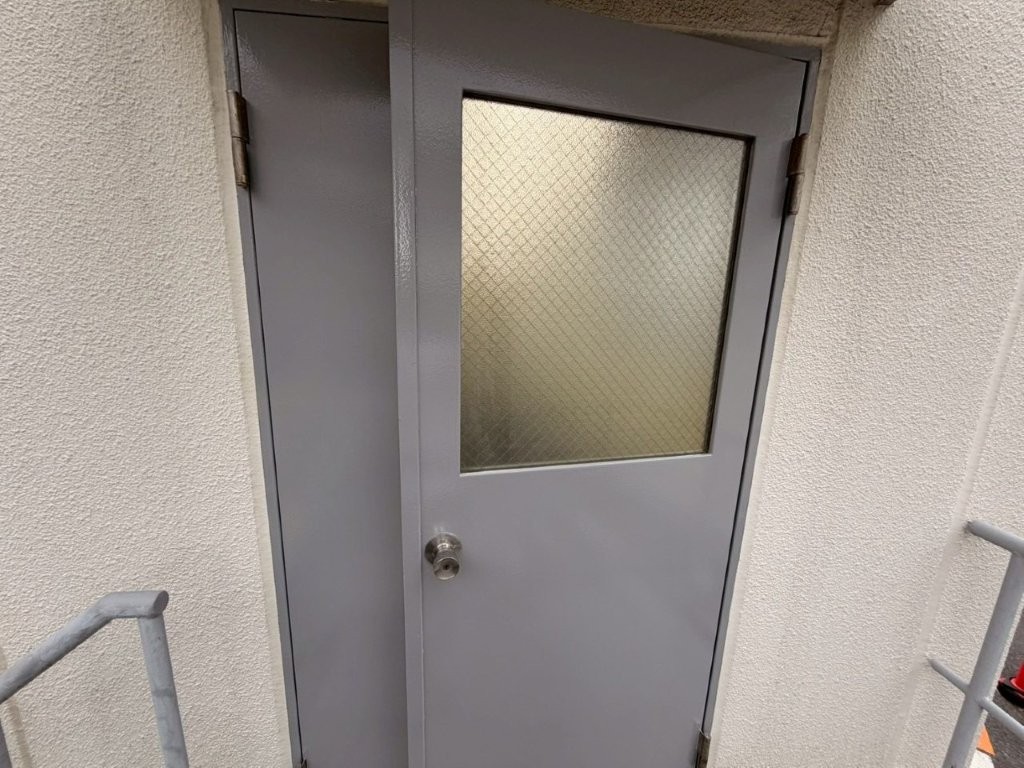 東京都江東区 倉庫 扉塗装 中塗り上塗り後