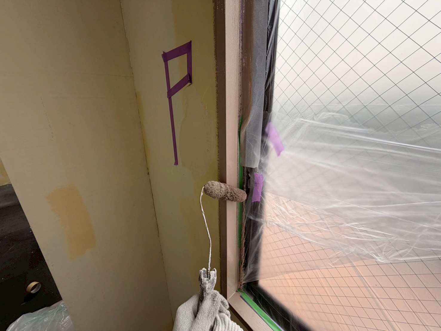 東京都江東区 倉庫 窓枠塗装 中塗り上塗り作業