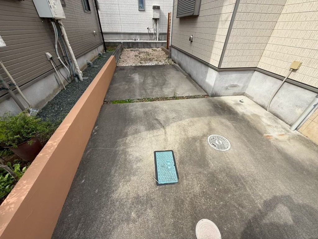 埼玉県さいたま市西区 T様邸 駐車場黒ずみ 施工前
