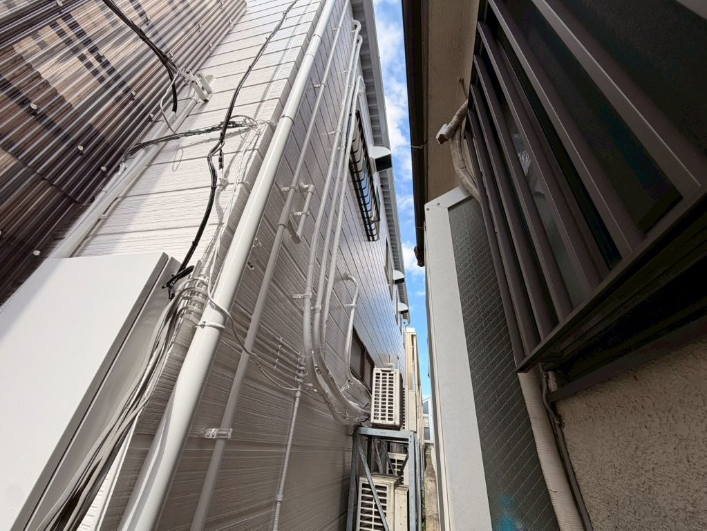 東京都葛飾区 事務所 外壁塗装 施工後側面配管まわり