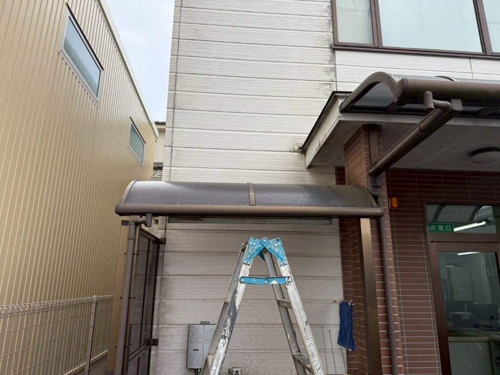 東京都葛飾区 営業所 外壁塗装 施工前 入口まわり