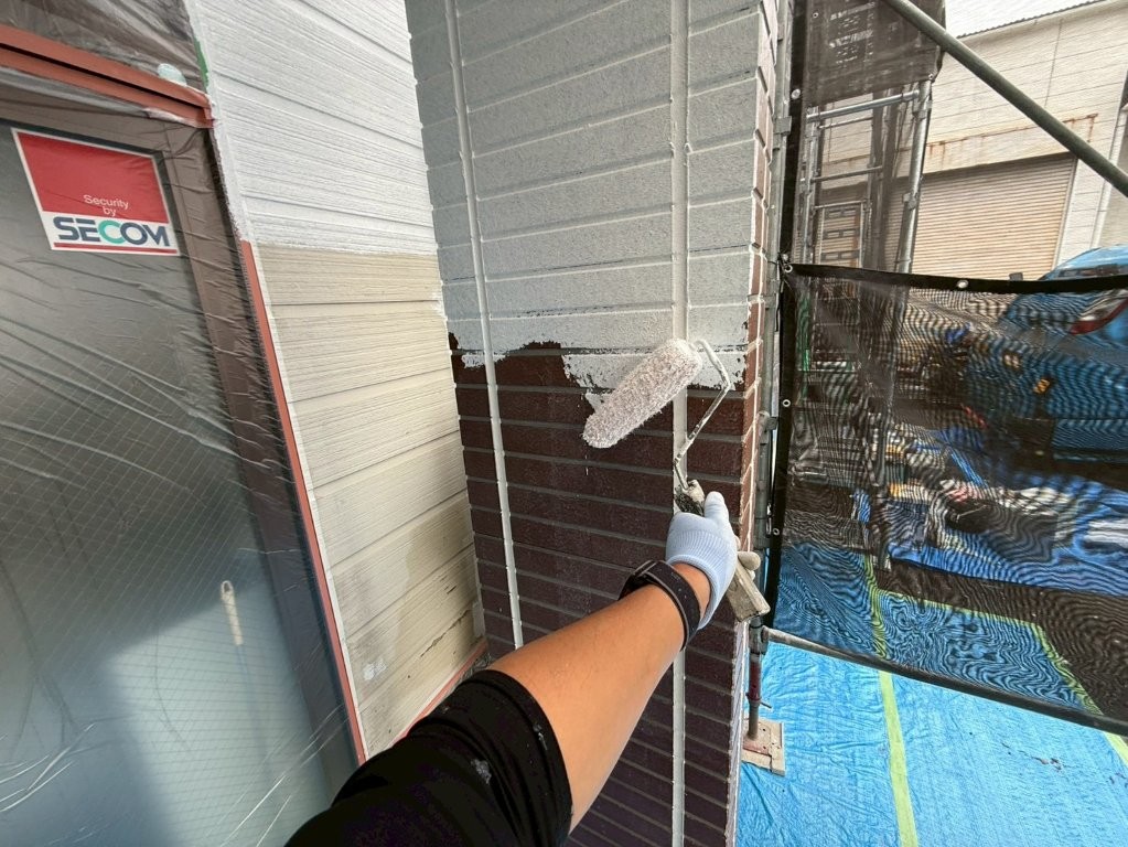 東京都葛飾区 事務所 玄関柱まわり 塗装作業