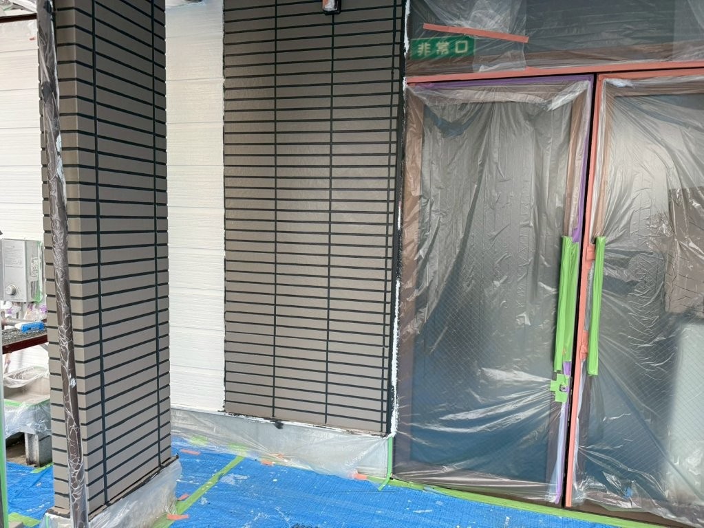東京都葛飾区 営業所 玄関まわり 色分け塗装後