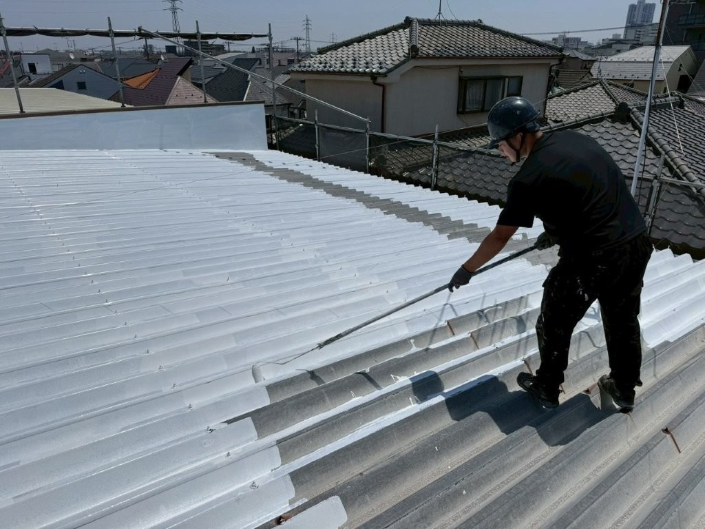 東京都葛飾区 事務所 折板屋根 下塗り塗装作業