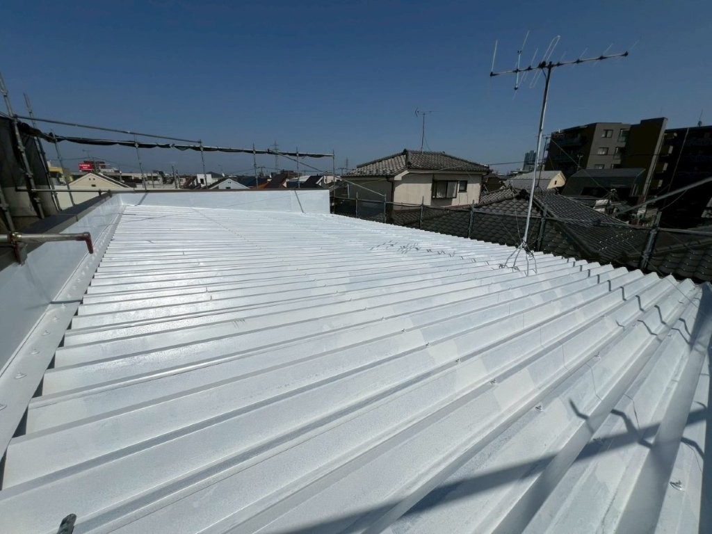 東京都葛飾区 営業所 折板屋根 塗装途中