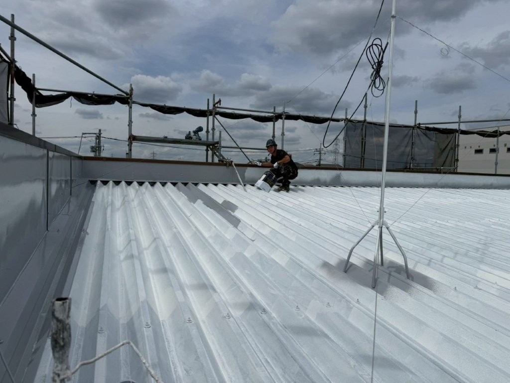 東京都葛飾区 営業所 折板屋根 アレスダイナミックroof 塗装作業中
