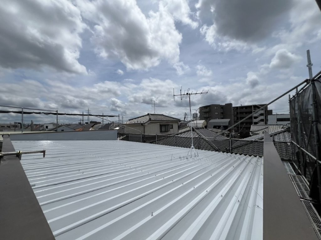 東京都葛飾区 営業所 折板屋根塗装後 仕上がり全景