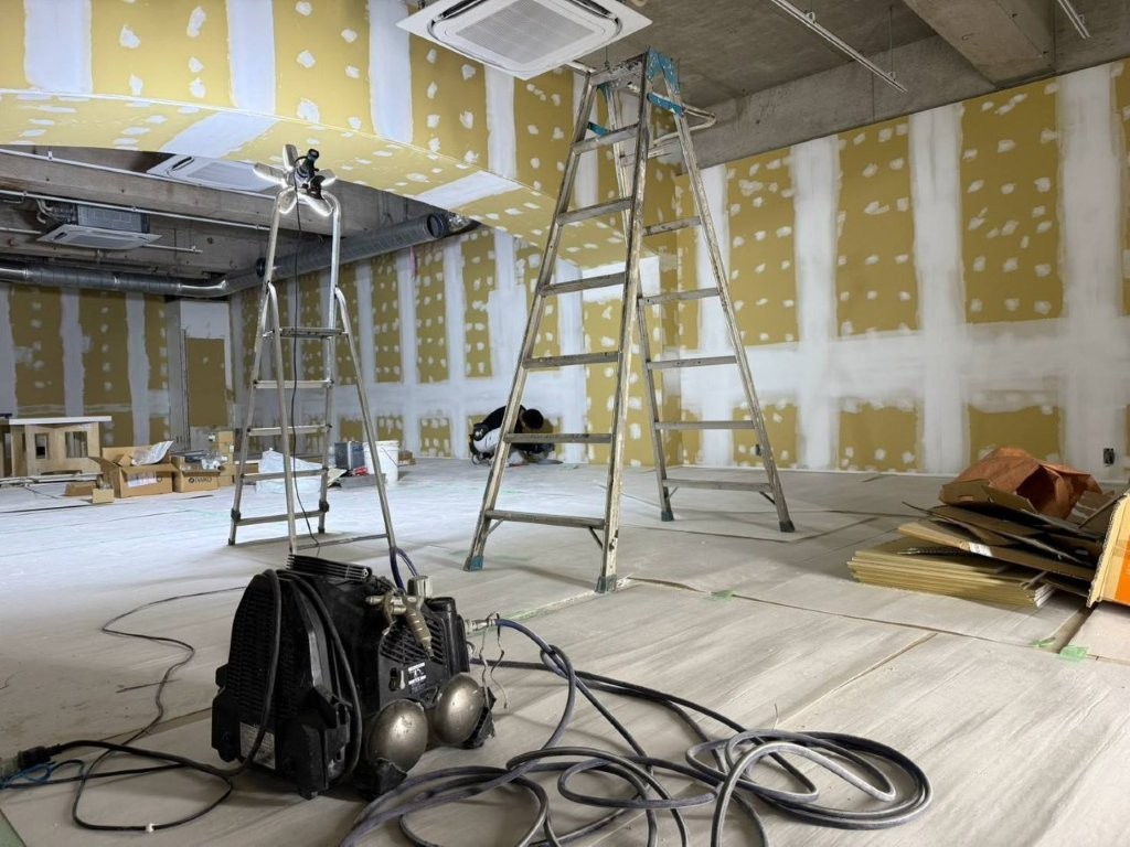 東京都新宿区 ビル内テナント 梁型 下がり壁 曲面 パテ処理