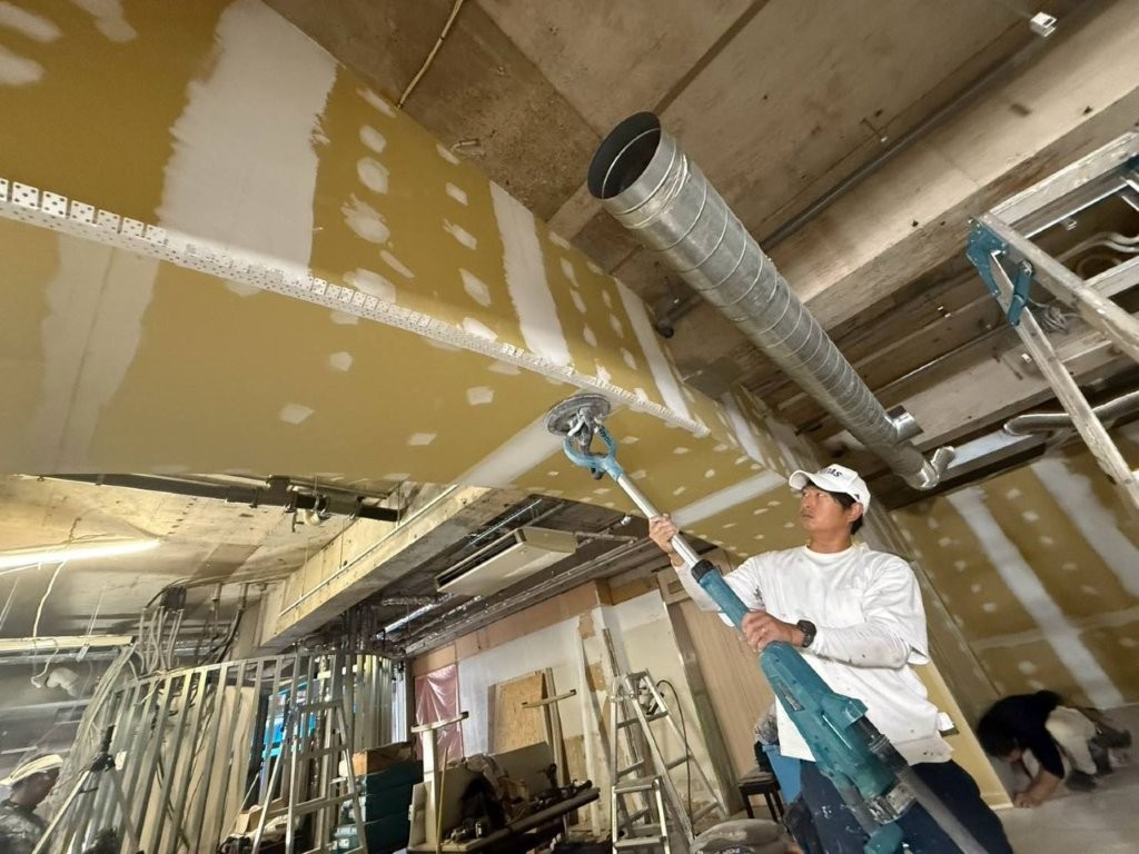 東京都新宿区 ビル内テナント 内装パテ研磨 長柄式サンダー
